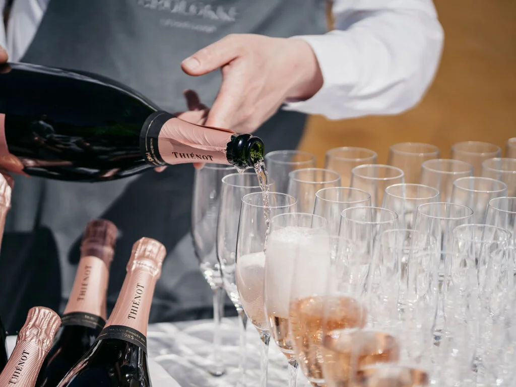 Champagne og snacks ved velkomst i Kostalden fra kl. 17.00